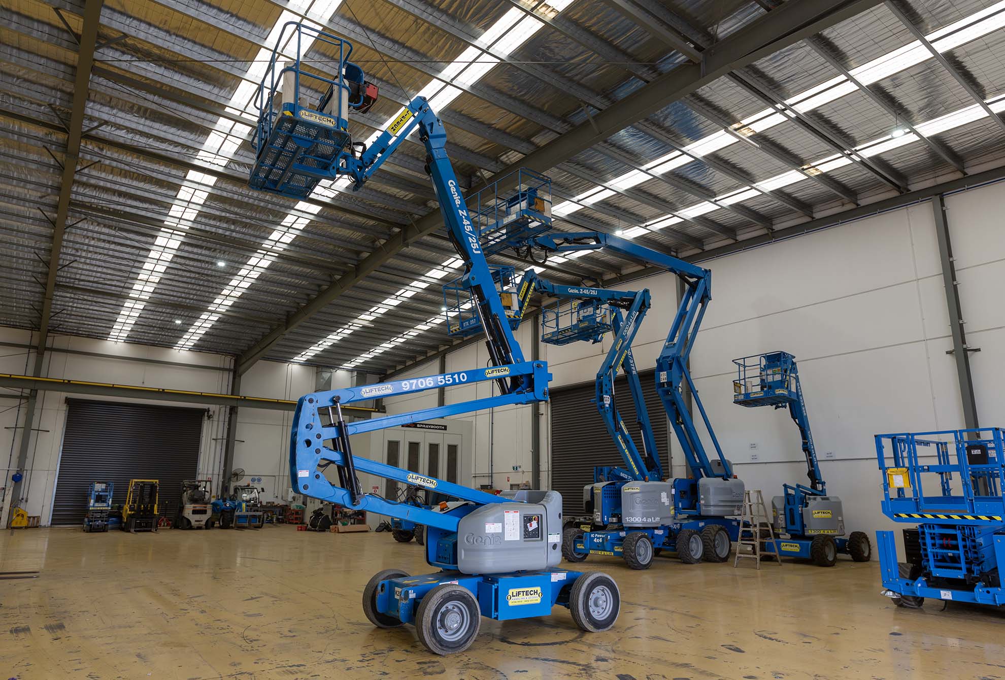 14 metre knuckle boom lift hire